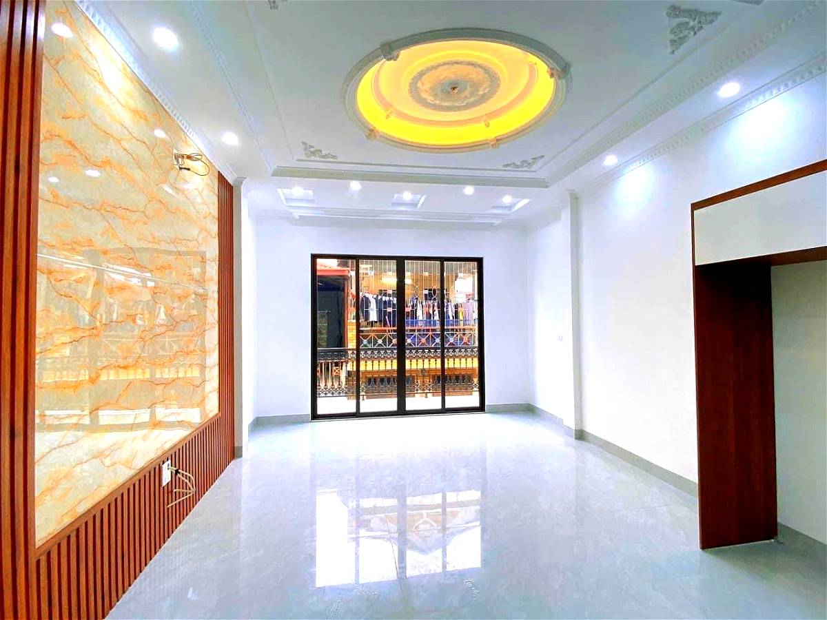 BÁN NHÀ NGÕ 87 PHỐ NGUYỄN PHONG SẮC: 40 m2, MT 6.7 m, ô tô đỗ cửa, cho thuê thu về 150tr/kỳ.