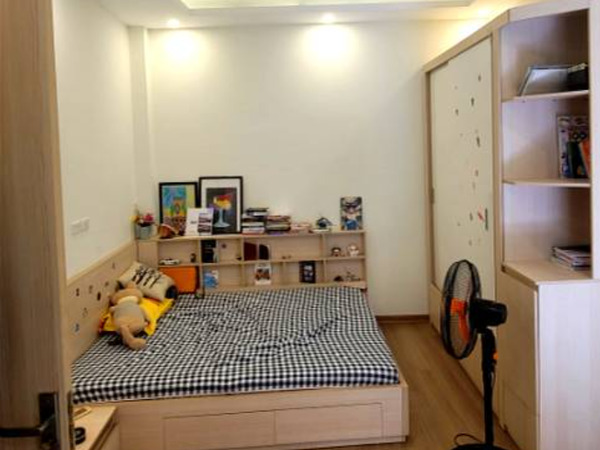 Một không gian phòng ngủ tại ngôi nhà bán hiện nay ngoi-nha-56m2-ban-trong-ngo-2-ngoc-lam-1