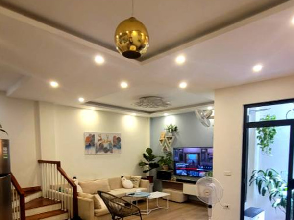 Phòng khách hiện đại và ấm cúng của ngôi nhà 56m2 bán trong ngõ 2 Ngọc Lâm ngoi-nha-56m2-ban-trong-ngo-2-ngoc-lam-2