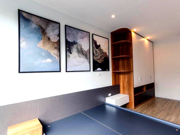 Một căn phòng ngủ bên trong ngôi nhà ngoi-nha-so-17-ngo-201-Ngoc-Lam-can-ban