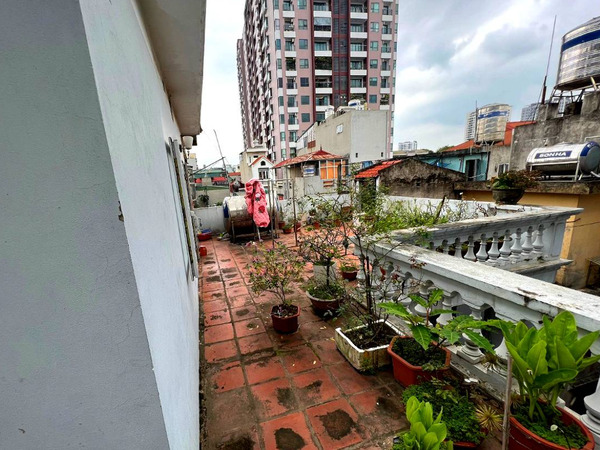 Khu vực sân thượng trên tầng 4 của ngôi nhà ngoi-nha-trong-ngo-274-3-ngoc-lam-can-ban-3