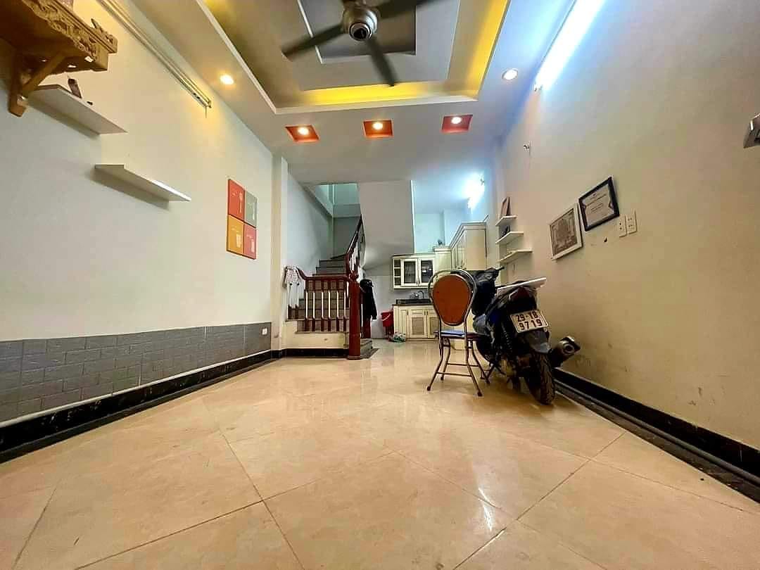 Bán nhà Trương Định, 10m ra ô tô, DT37m2, giá 3.5 tỷ.