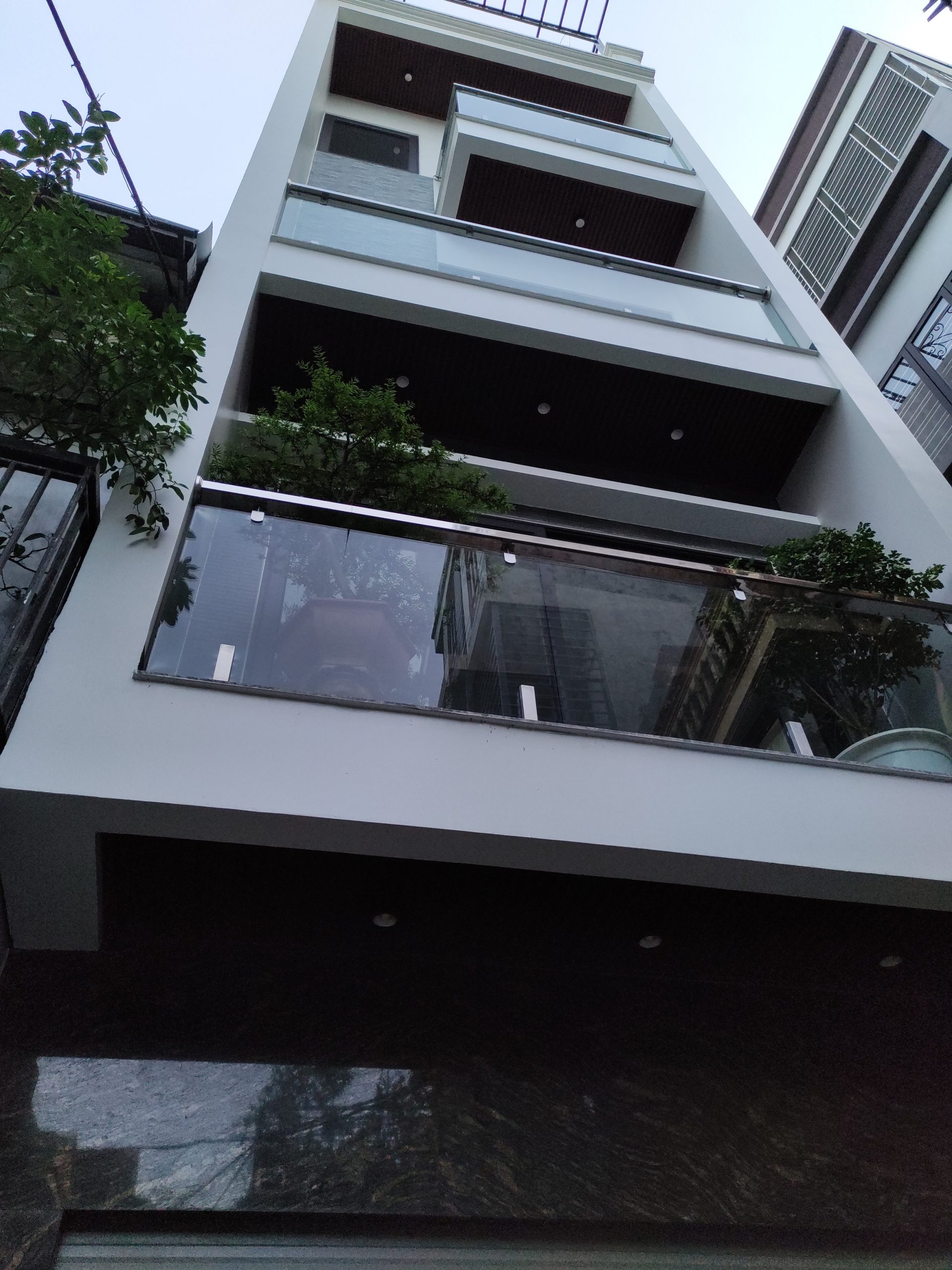 Bán nhà Sài Đồng, Long Biên, ô tô đỗ cửa, giá 4 tỷ, 36m2 x 5 tầng hiện đại