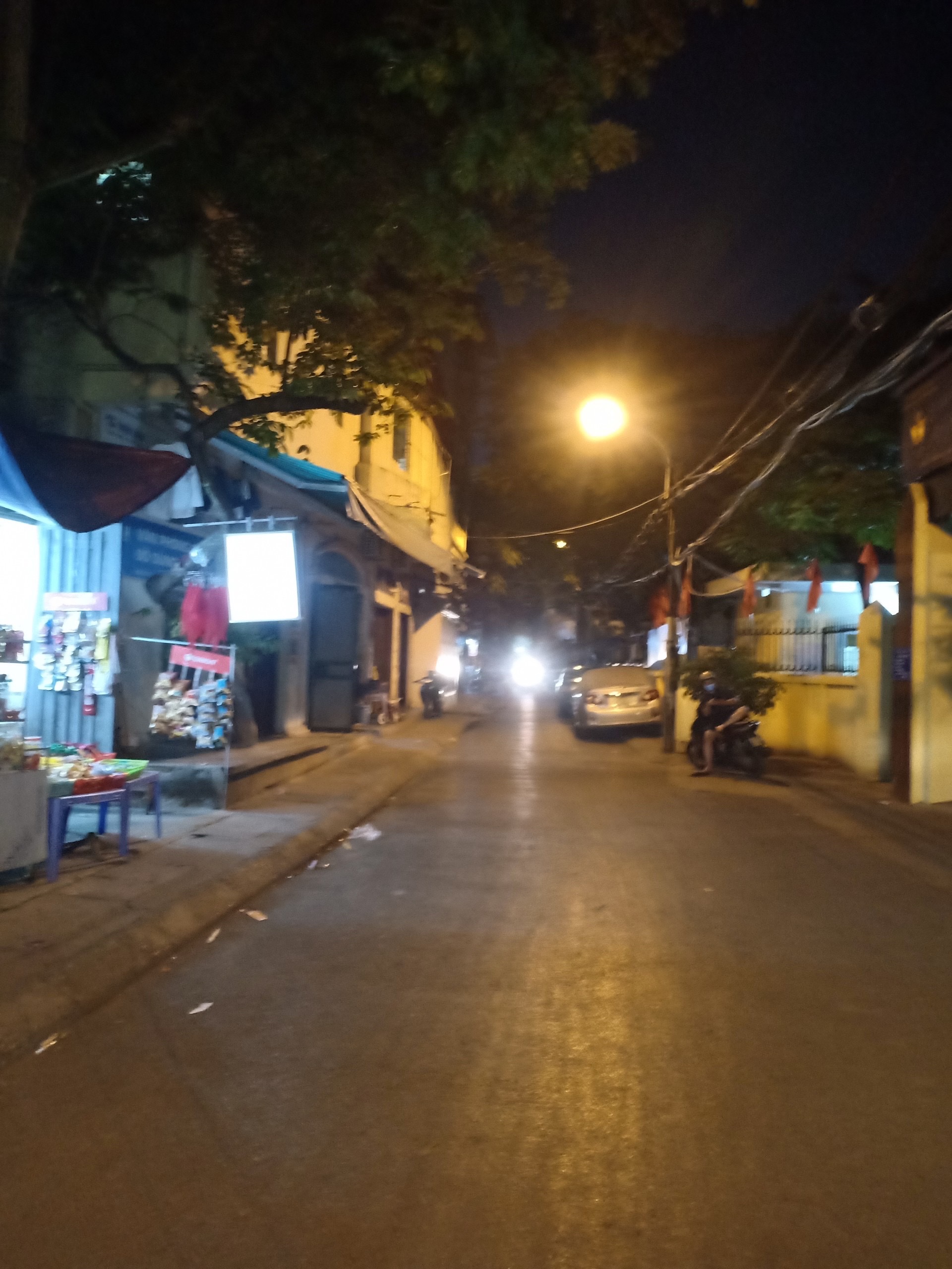 Cần bán nhà mặt phố , Mỹ Đình , DT 80m , cấp 4 , MT 5,2m , giá 20 tỷ LH : 0989129838