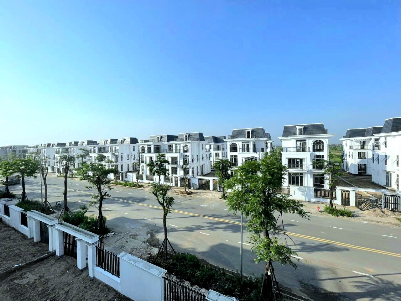 Bán biệt thự trung tâm khu dô thị mới Mê Linh giá cả xây dựng chỉ 32tr/m2 ngay mặt đường vành đai 4