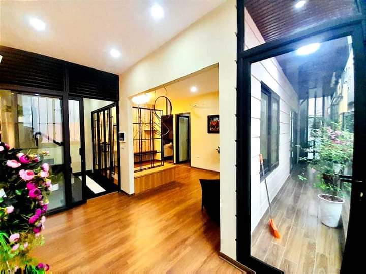 Bán nhà phố Ngọc Lâm long biên 62m2, 10m mặt tiền, giá 6,2 tỷ.