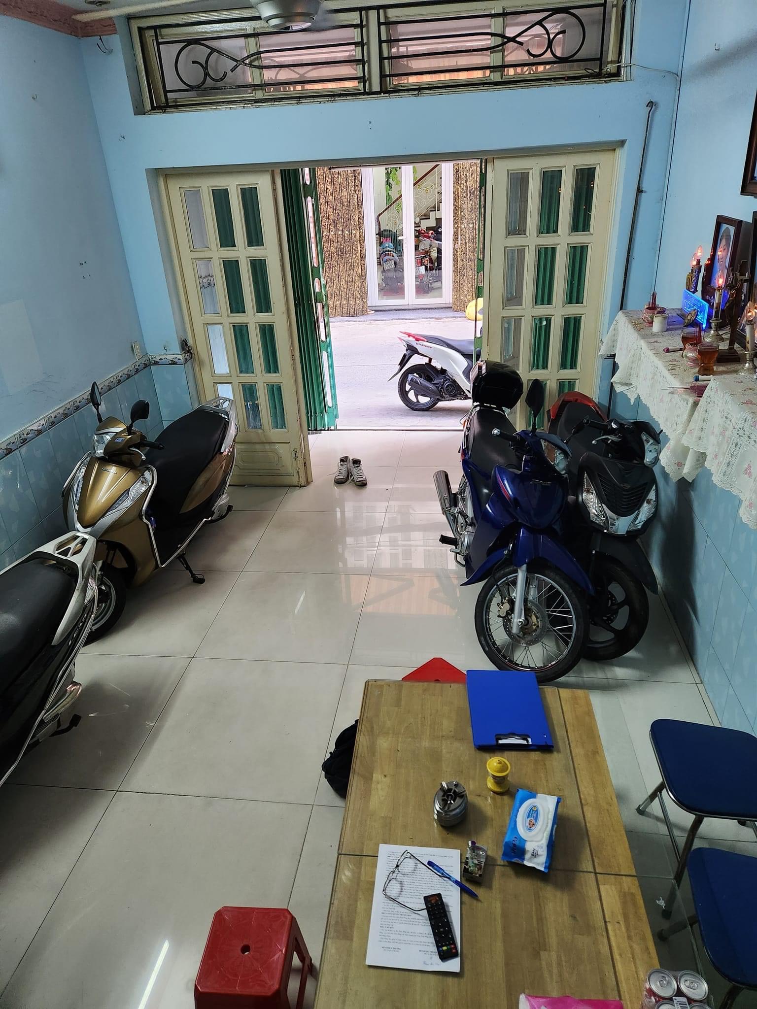 Nhỉnh 11 tỷ nhà HXH 5m thông, Huỳnh Văn Bánh, vừa ở vừa KD, 4 tầng, 6PN, 50m2, vị trí đẹp