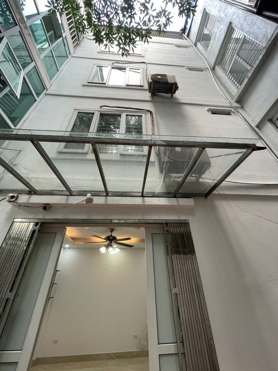 Bán nhà 5 tầng chính chủ trung tâm khu vực Trúc Bạch, Quận Ba Đình, 5m ra đường lớn