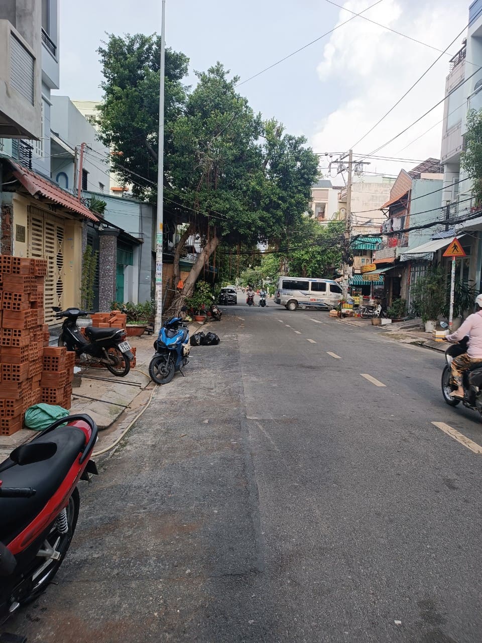 Cần bán gấp nhà hẻm nhựa 6m Hương lộ 2 Bình Tân 4mx15m 4 lầu.