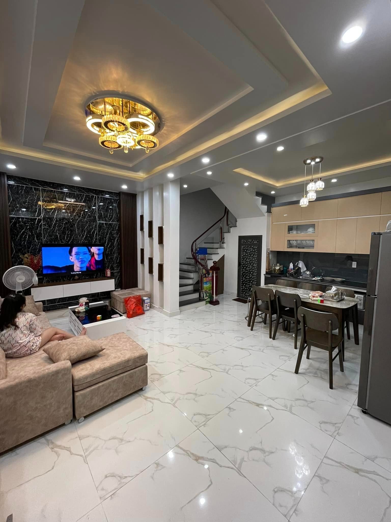 Bán nhà ngõ 213 Thiên Lôi, diện tích 48m 4 tầng mới, ngõ nông, GIÁ 2.85 tỉ, sân cổng riêng