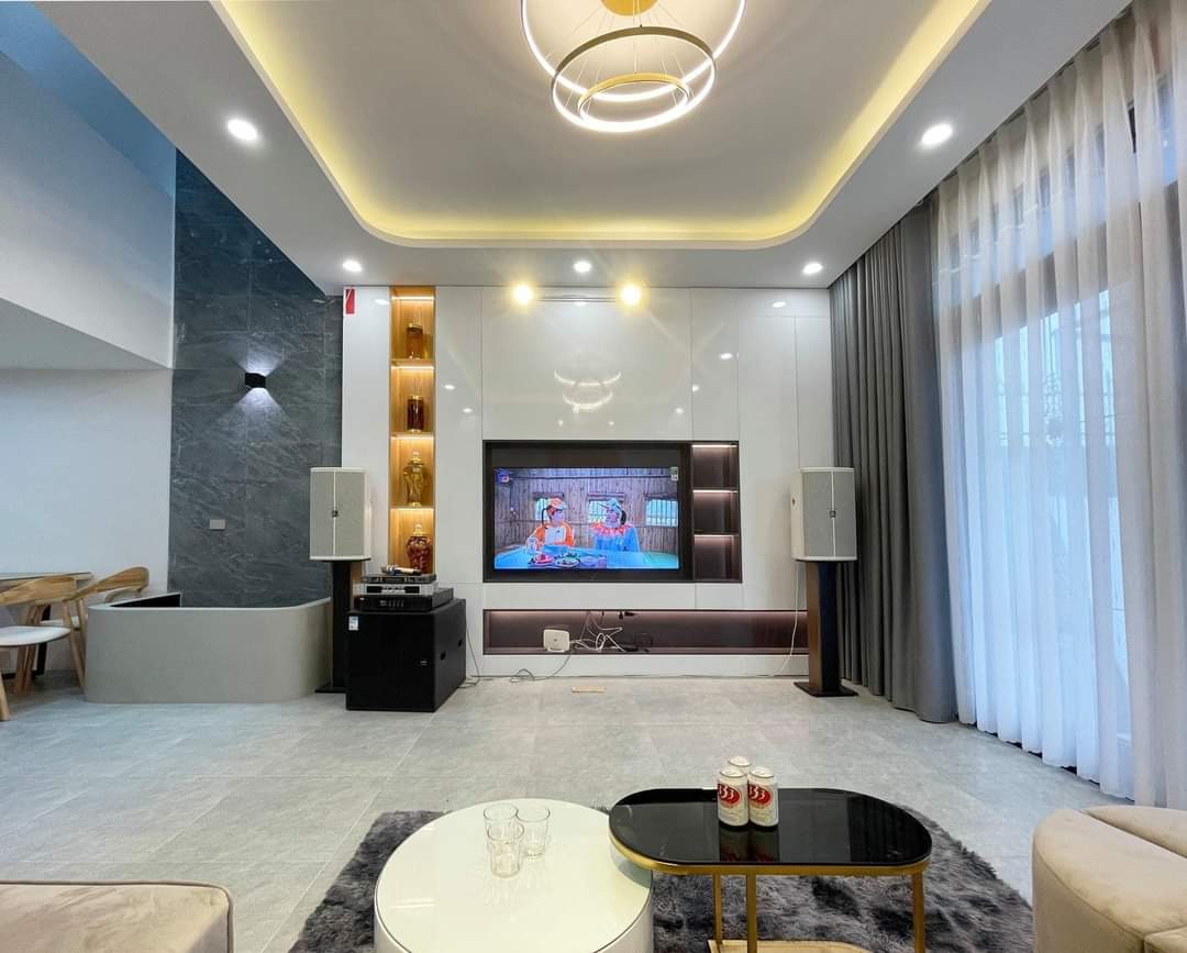 Bán nhà phố Lạc Long Quân, quận Tây Hồ. Oto đỗ cửa ngày đêm. DT 38m x 4 Tầng x Giá 4.8 Tỷ