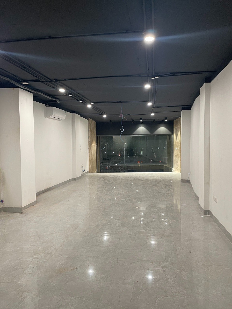 Cần Cho Thuê Nhà Mặt Phố Tây Sơn , Cho Thuê 3 Tầng , DT 1 Sàn 80m x3 = 240m Thích Hợp Làm Văn Phòng , Showrom. Có Hầm