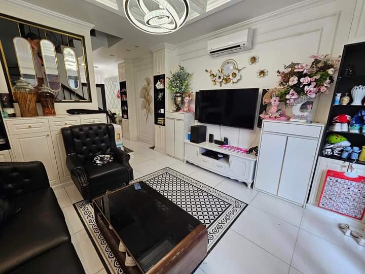 Bán nhà phố Ngọc Thụy Long Biên 40m2, nhà 5 tầng mới sẵn nội thất...