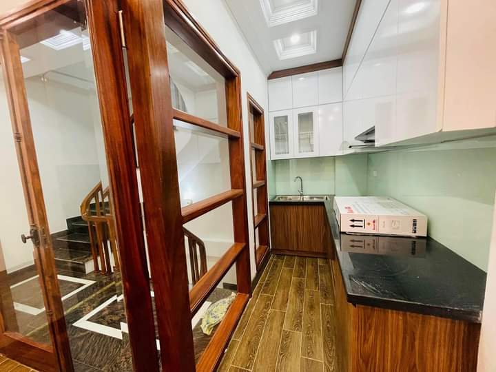 Cần Bán Nhà Phố Nguyễn Văn Cừ long biên 35m2,6 tầng, ô tô vào nhà.