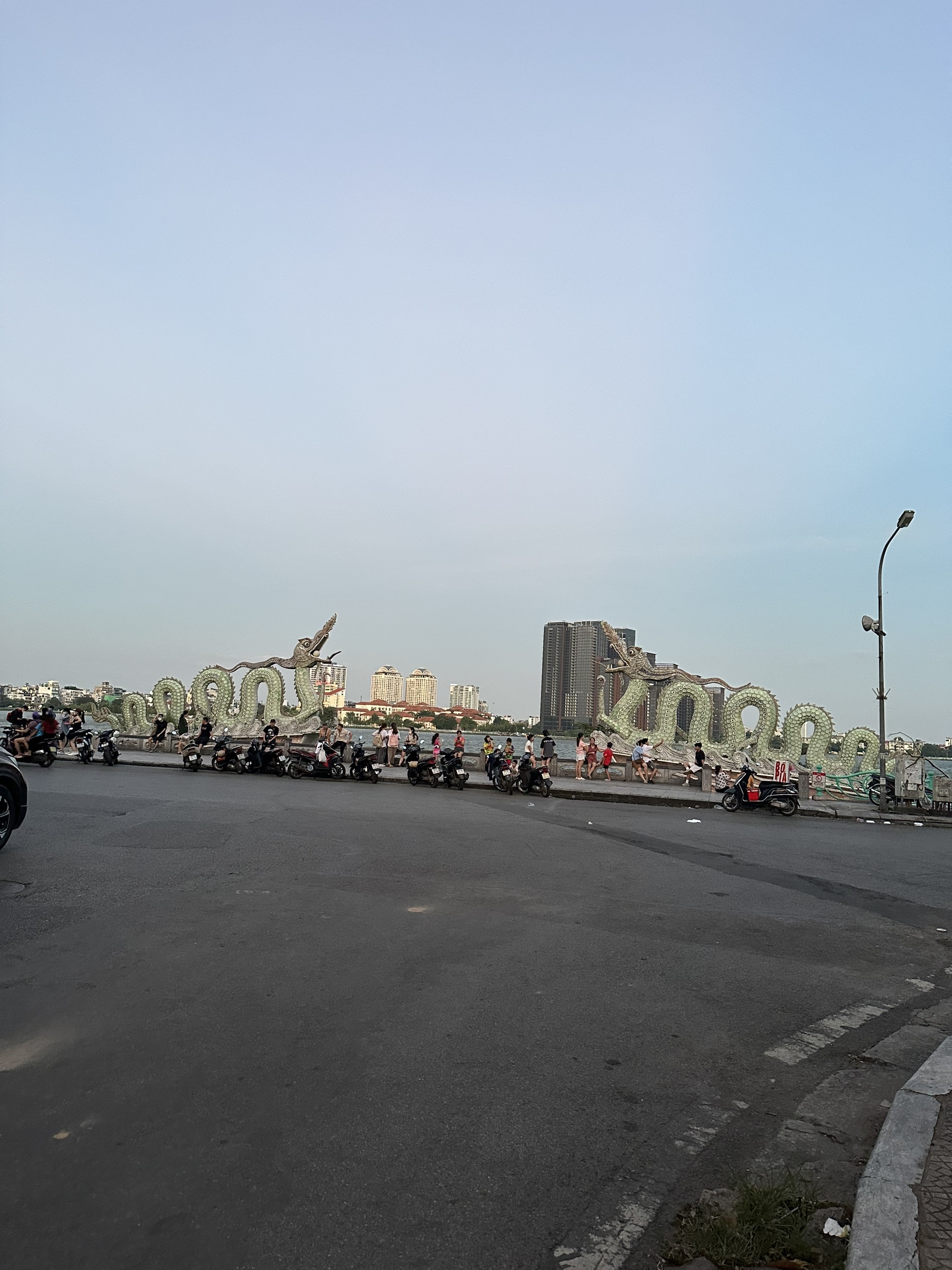 Bán mảnh đất đường Lạc Long Quân tặng nhà 3 tầng DT 70m2 MT 7m gần Hồ Tây và đường Võ Chí Công và trung tâm thương mại Lotte, Giá 9,3 Tỷ.