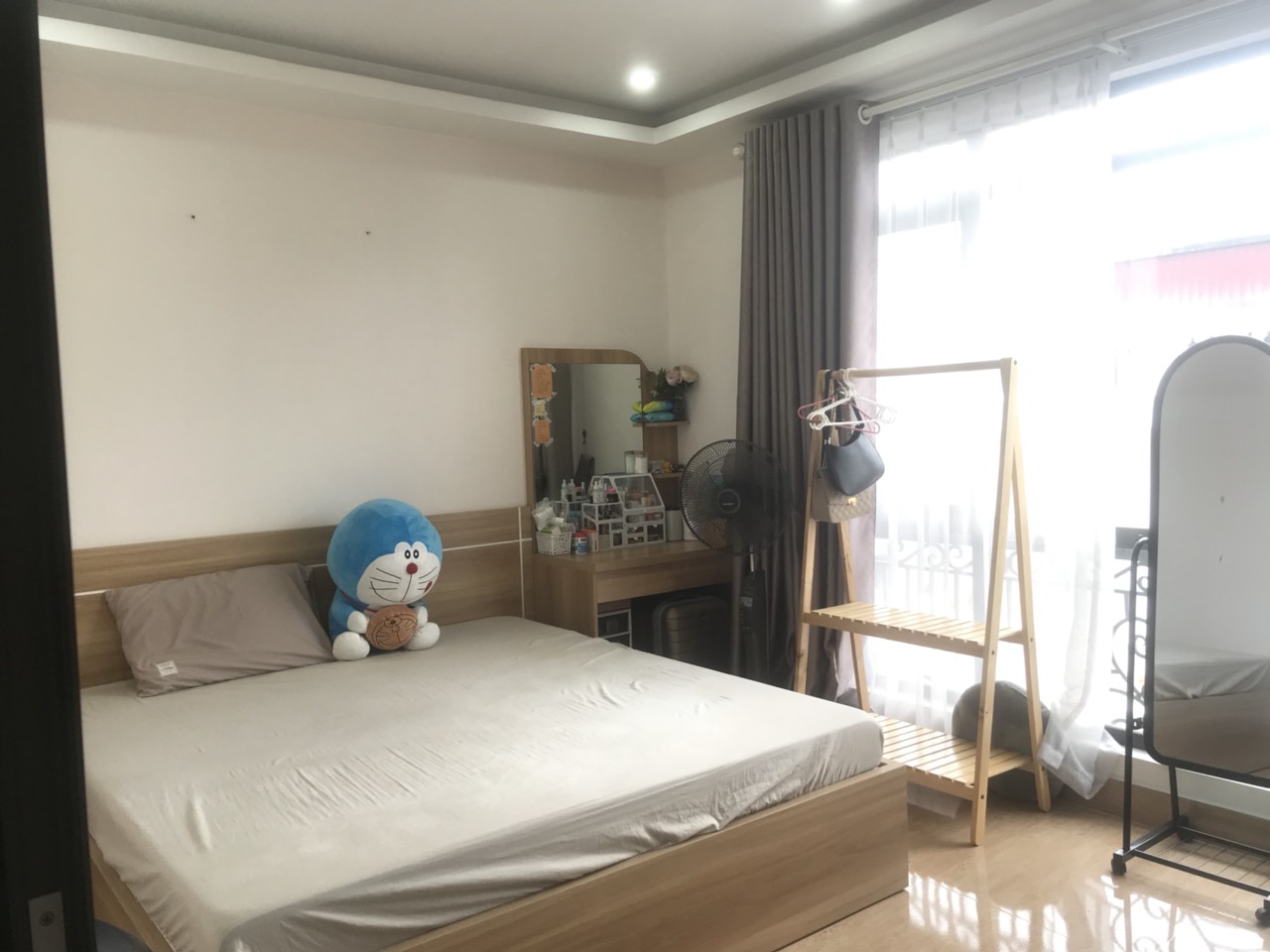 Cho thuê nhà 5 tầng full đồ Văn Cao 18 tr