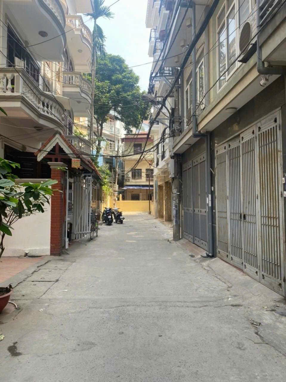 NHÀ NGHĨA ĐÔ- CẦU GIÂÝ GẦN NGÃ TƯ HOÀNG QUỐC VIỆT- NGUYỄN PHONG SẮC - NGÕ Ô TÔ TRÁNH - KHU DÂN TRÍ CAO - NỘI THẤT CỬA