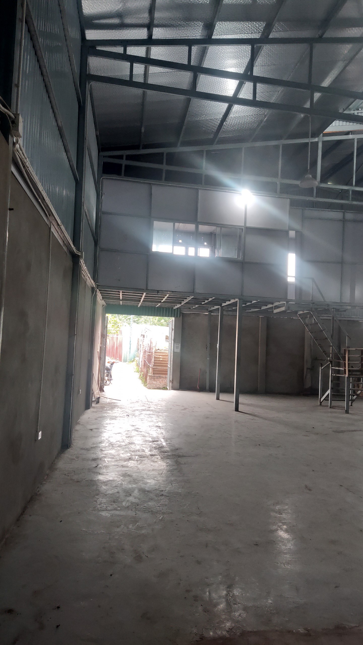 Cho thuê kho xưởng phòng tập tại Tam Trinh, Yên Duyên, Yên Sở, Hoàng Mai 300m2 giá 18 tr/ tháng có sẵn văn phòng và