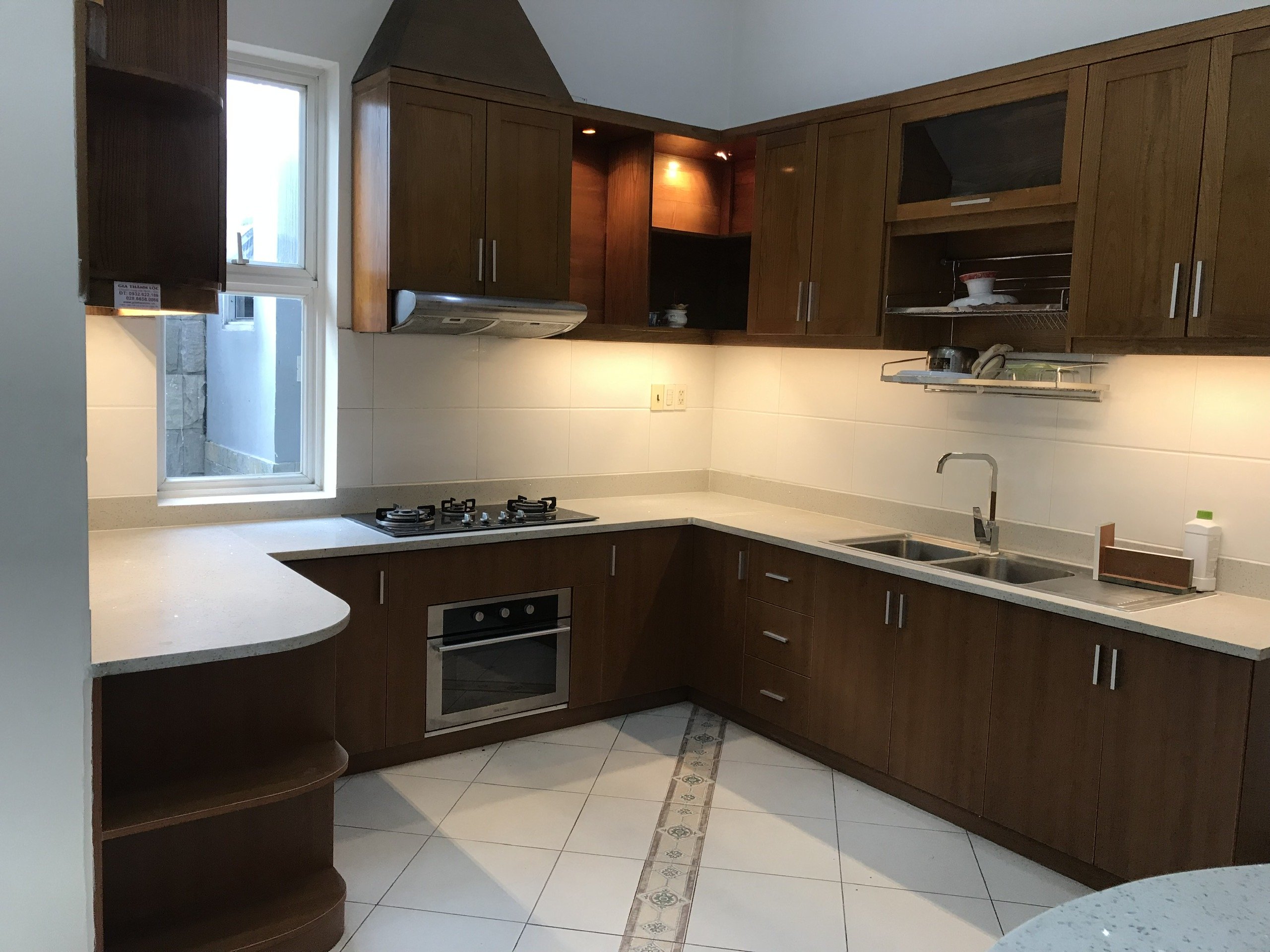 Cho thuê nhà HXH Nguyễn Thị Thập p Bình Thuận Q7.DT:5,5x18 trệt 3L 4pn 4wc xe Oto trong nhà.Giá;25tr/th.LH: 0937577198