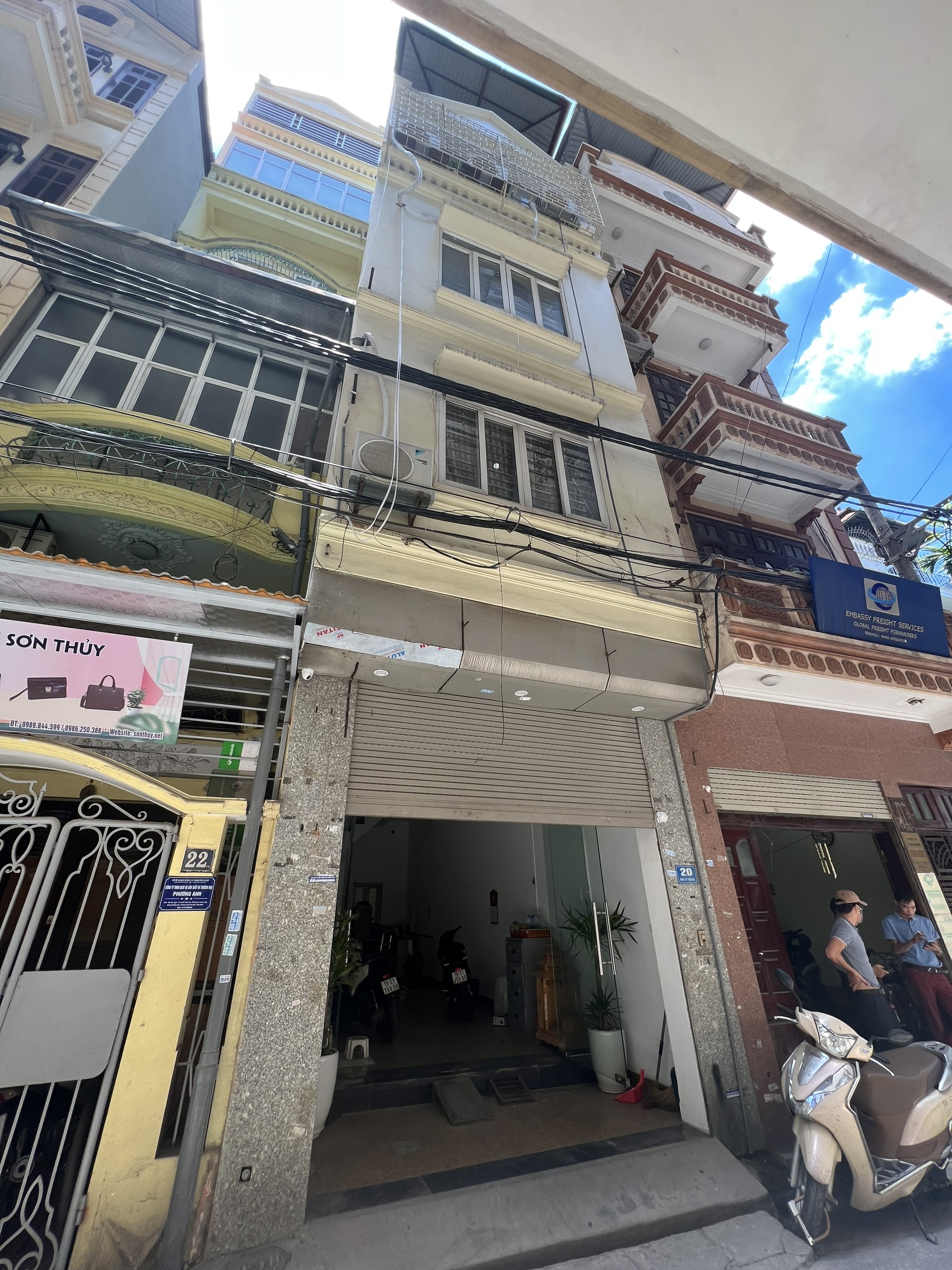 Cần nhượng lại nhà 4 tầng ở Thái Hà. - Ngõ rộng oto đi vào thoải mái - Nhà rộng 55m x 4 tầng x 4 vệ sinh- Giá thuê 15tr