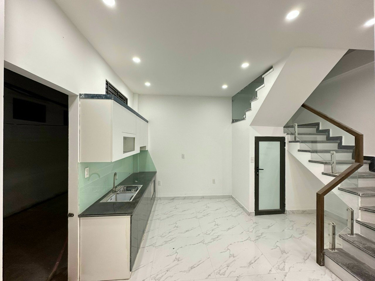 Bán nhà lô góc ngõ 411 Thiên Lôi gần AEON, 4 tầng mới tinh GIÁ 2.85 tỉ