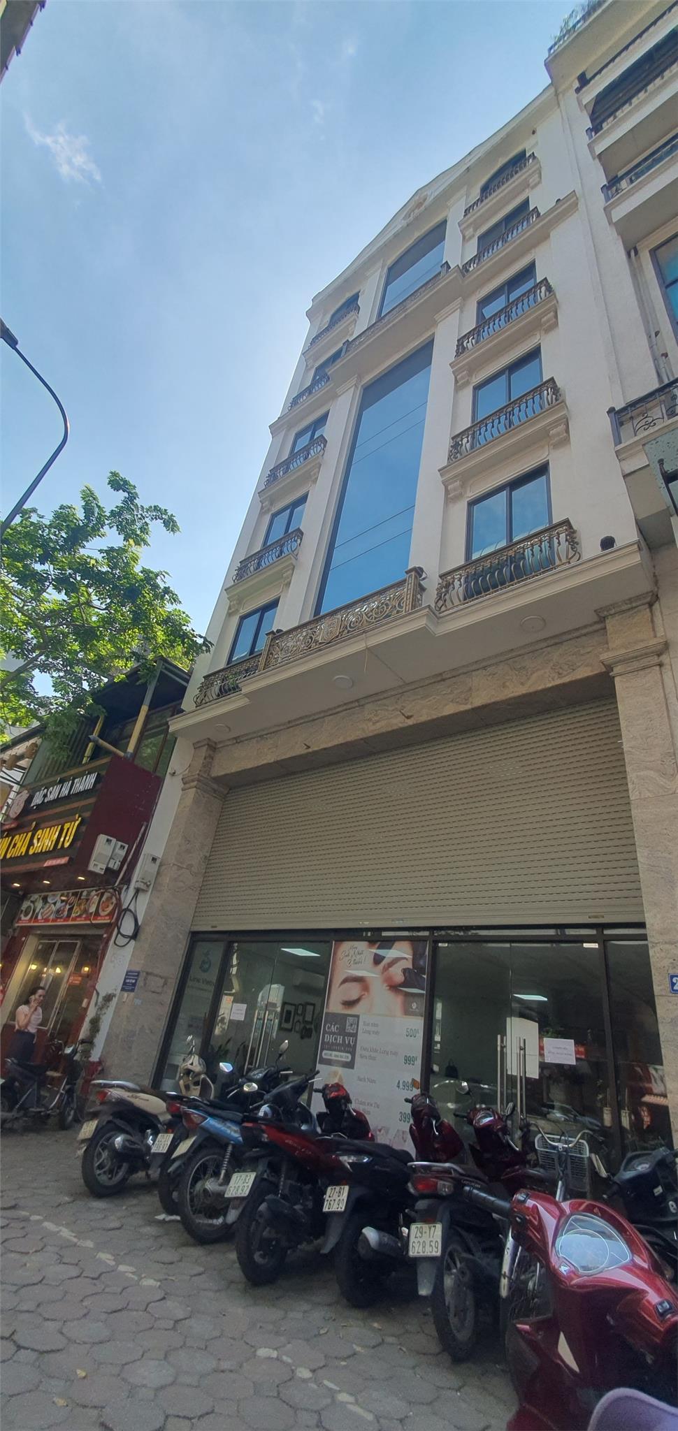 CHO THUÊ NHÀ TRUNG KÍNH 86M2 XÂY 6,5 TẦNG THANG MÁY GIÁ 80TR/THÁNG