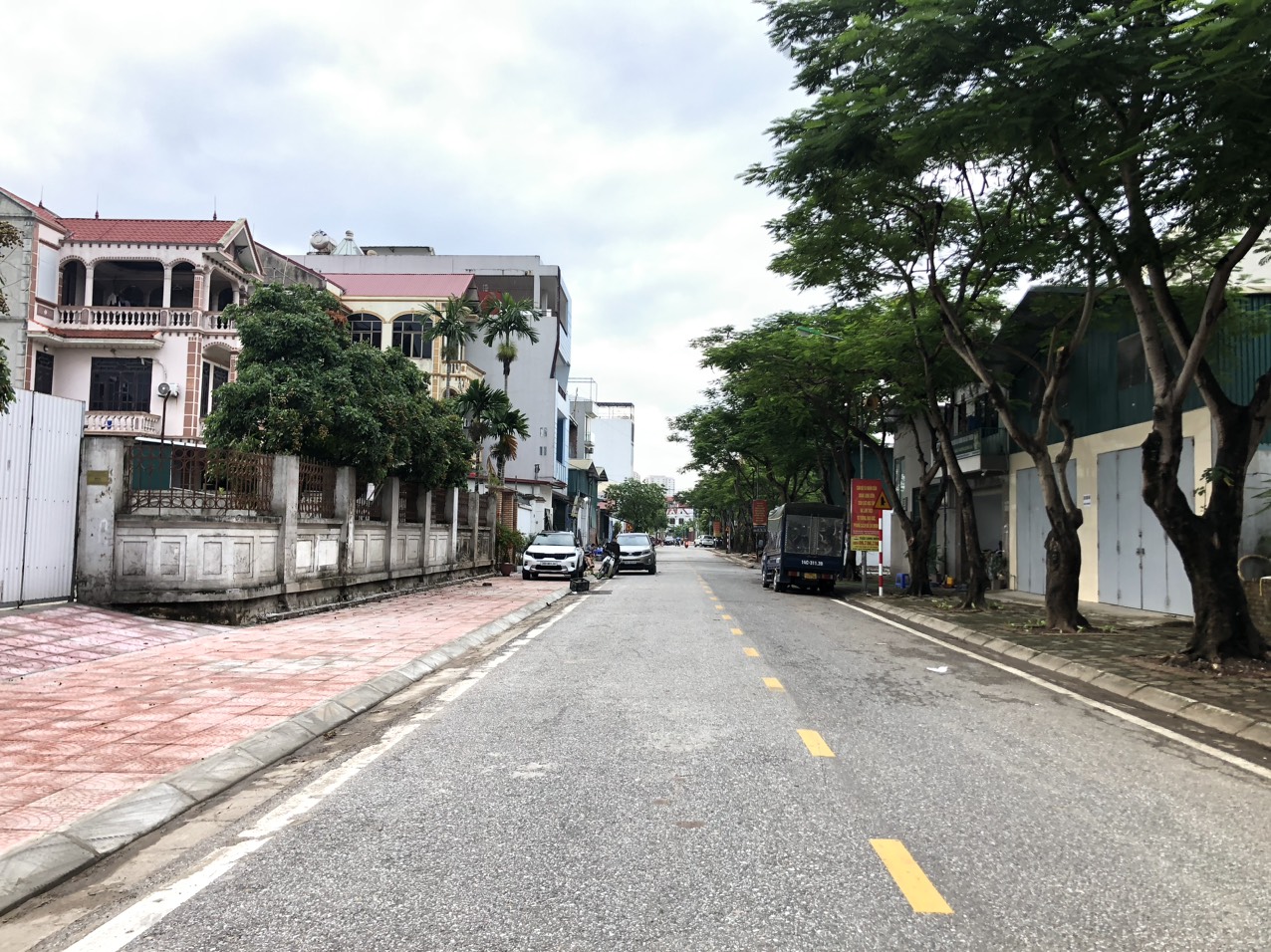 Bán đất đấu giá Cự Khối, Vỉa hè, KD, ô tô tránh, 66m2, chỉ nhĩnh 7 tỷ.