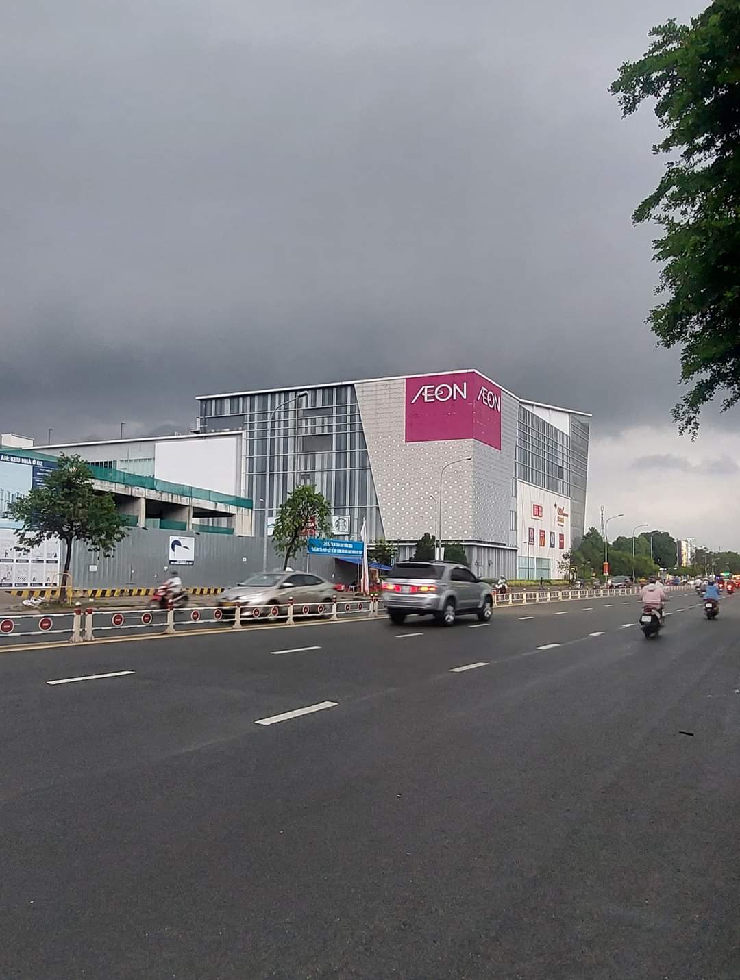 Sát mặt tiền tên lửa - kế bên Aeon Mall Bình Tân - nhà khang trang nhỉnh 5 tỷ