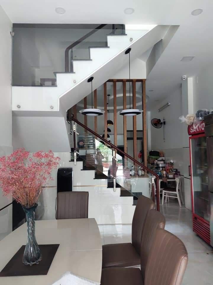 Bán nhà Hẻm nhựa Tô Hiệu 8m ô tô vào nhà 4,4 x 16 4 tầng chỉ nhỉnh 10 tỷ.