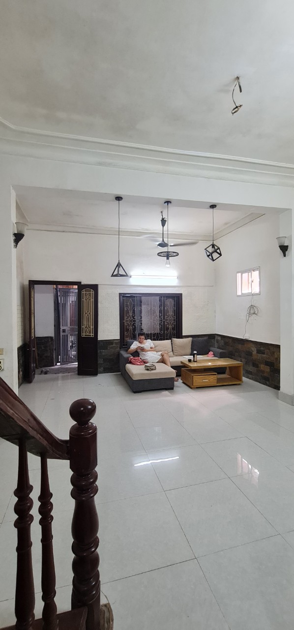 Cho thuê nhà Khâm Thiên, 65m2 x 3 tầng, 4 ngủ, 4 điều hòa, 2 nóng lạnh, 12.5 triệu/tháng