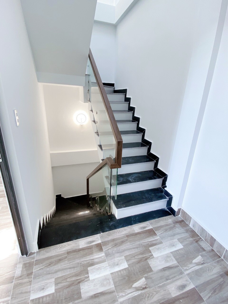 Bán nhà xây mới ngõ 229 Miếu Hai Xã, 40m 3.5 tầng GIÁ 2.55 tỉ