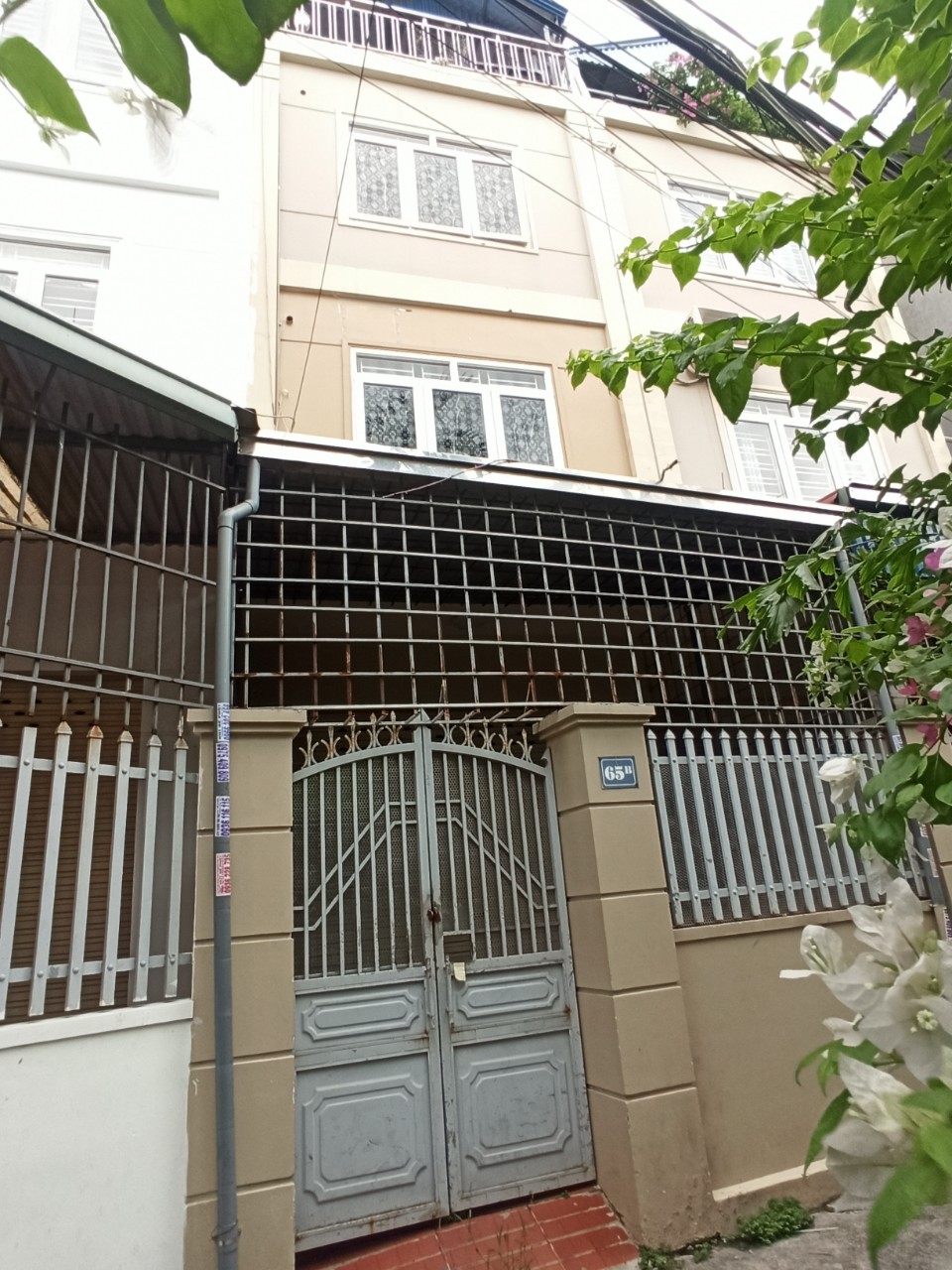 Bán nhà phố Văn Cao, diện tích 49m 3 tầng sân cổng riêng GIÁ chỉ 2.46 tỉ