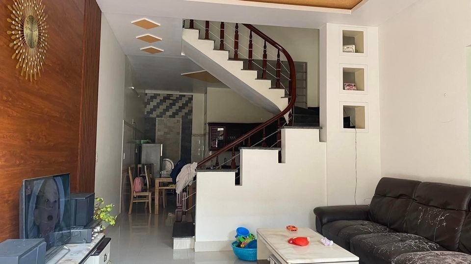 Bán nhà phố Văn Cao, diện tích 63m 3 tầng độc lập GIÁ 2.85 tỉ có sân cổng riêng