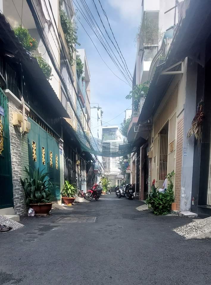 NHÀ BÀ HOM - GIÁ HẠT RẺ - CÒN MỚI ĐẸP - SÂN LỚN - ĐƯỜNG RỘNG - NHỈNH 2 TỶ