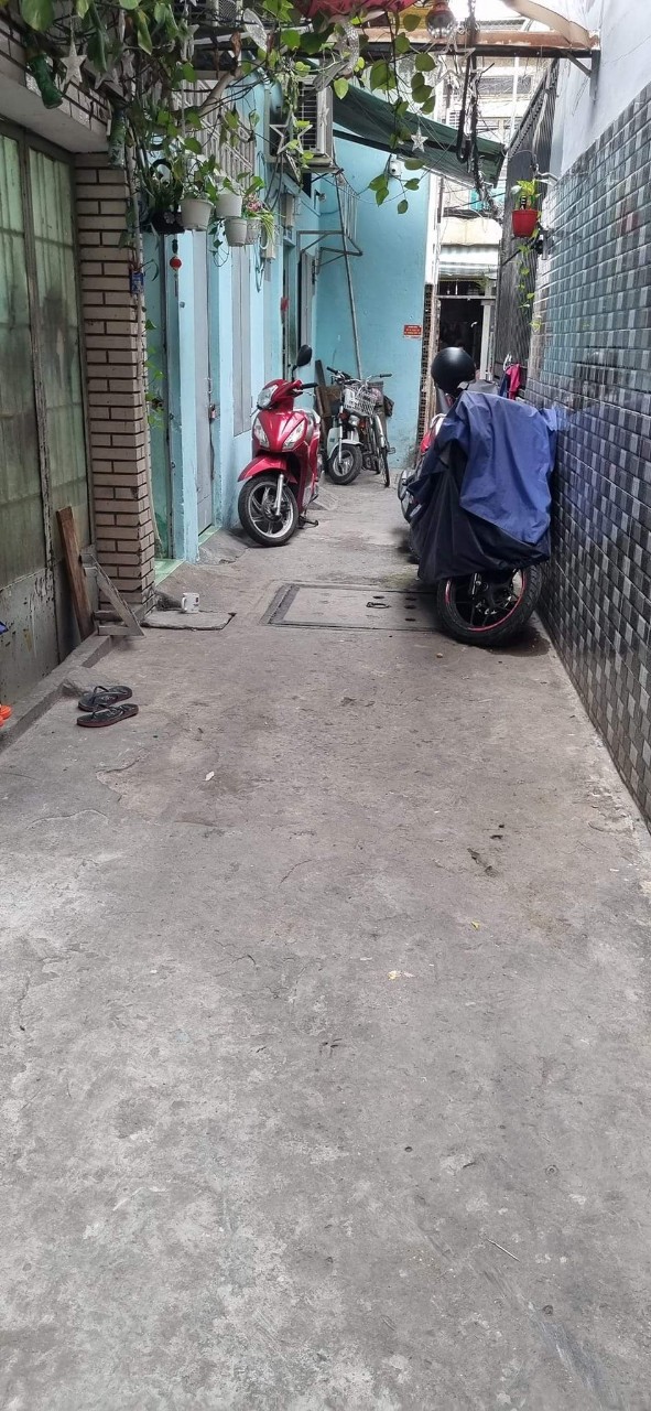 Bán nhà ngay siêu thị Coop - Mart Phú Lâm Q6, nhỉnh 2 tỷ