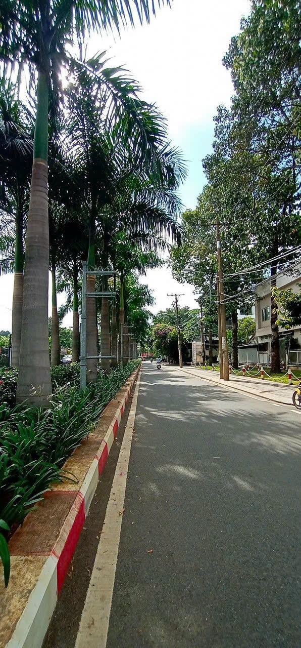 ĐỊNH CƯ BÁN GẤP BIỆT THỰ MẶT TIỀN ĐƯỜNG 672 PHƯỚC LONG B THỦ ĐỨC