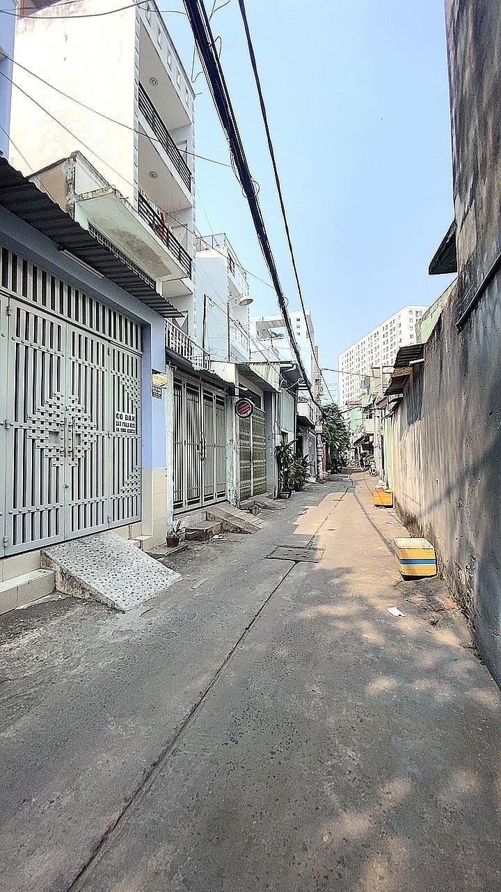 Giải quyết việc gia đình bán gấp nhà 3 tầng 55m2 Hẻm xe hơi Bình Long TP chỉ 4,8 tỷ TL.