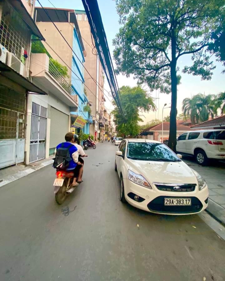 Hiếm 62m2 phố Phạm Văn Đồng KD sầm uất, đường thông ô tô, 4 tầng 9.5 tỷ.