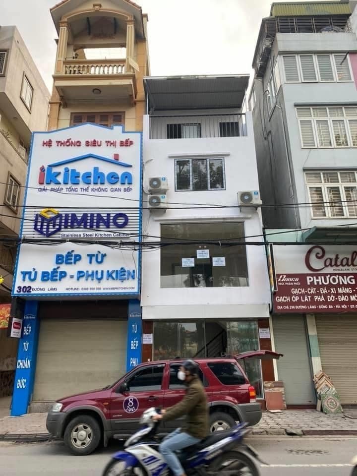 Cho thuê nguyên nhà 4 tầng mới xây, số nhà 300, mặt đường Láng, thiết kế đẹp, hiện đại.