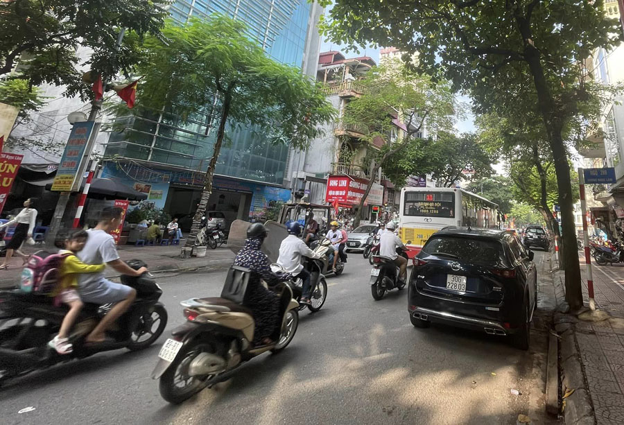 Siêu hiếm! Chỉ 2.2 tỷ, 35m! Bán nhà gần mặt phố Ngọc Lâm, ngõ xe máy, vài bước chân ra phố.