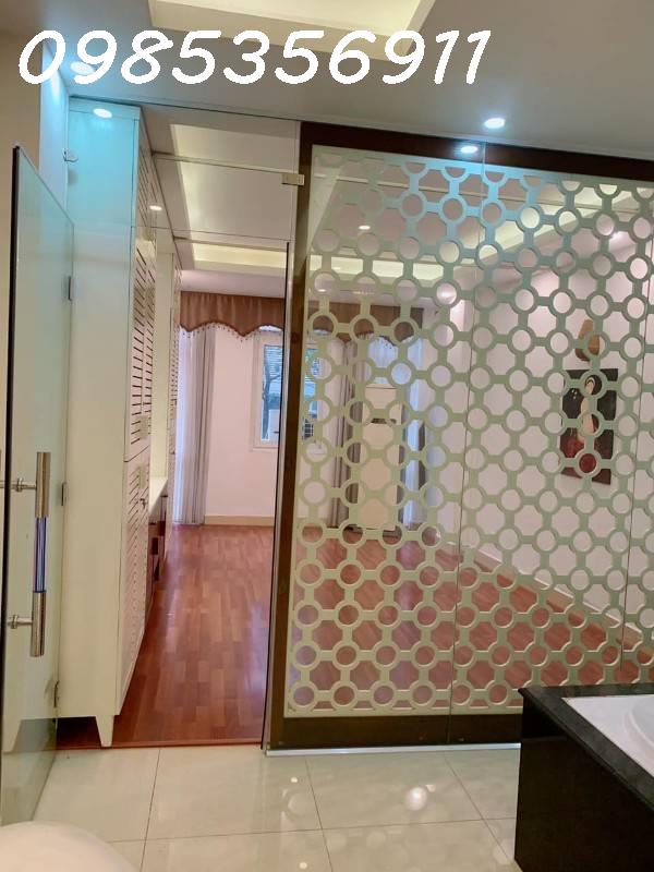 Gia chủ bán nhanh nhà mặt phố Hòa Mã, vị trí phố buôn bán