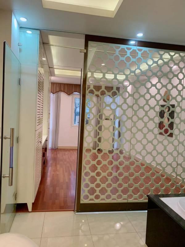 Bán nhanh nhà mặt phố Hòa Mã, vị trí phố buôn bán