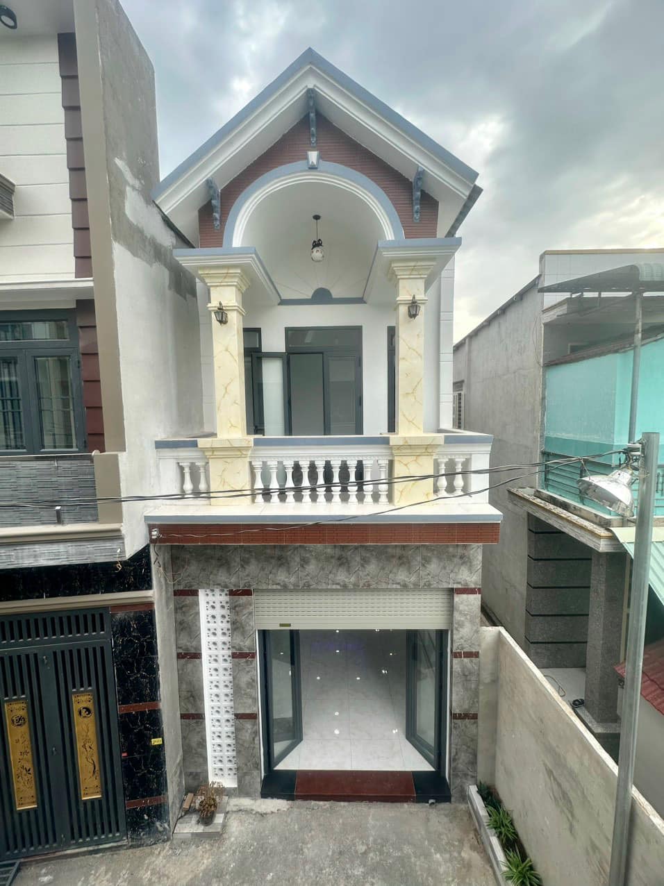 hạ còn 2T4xx lầu đẹp p Tân Hạnh sổ rieeg thổ cư đg rộng xe hơi.