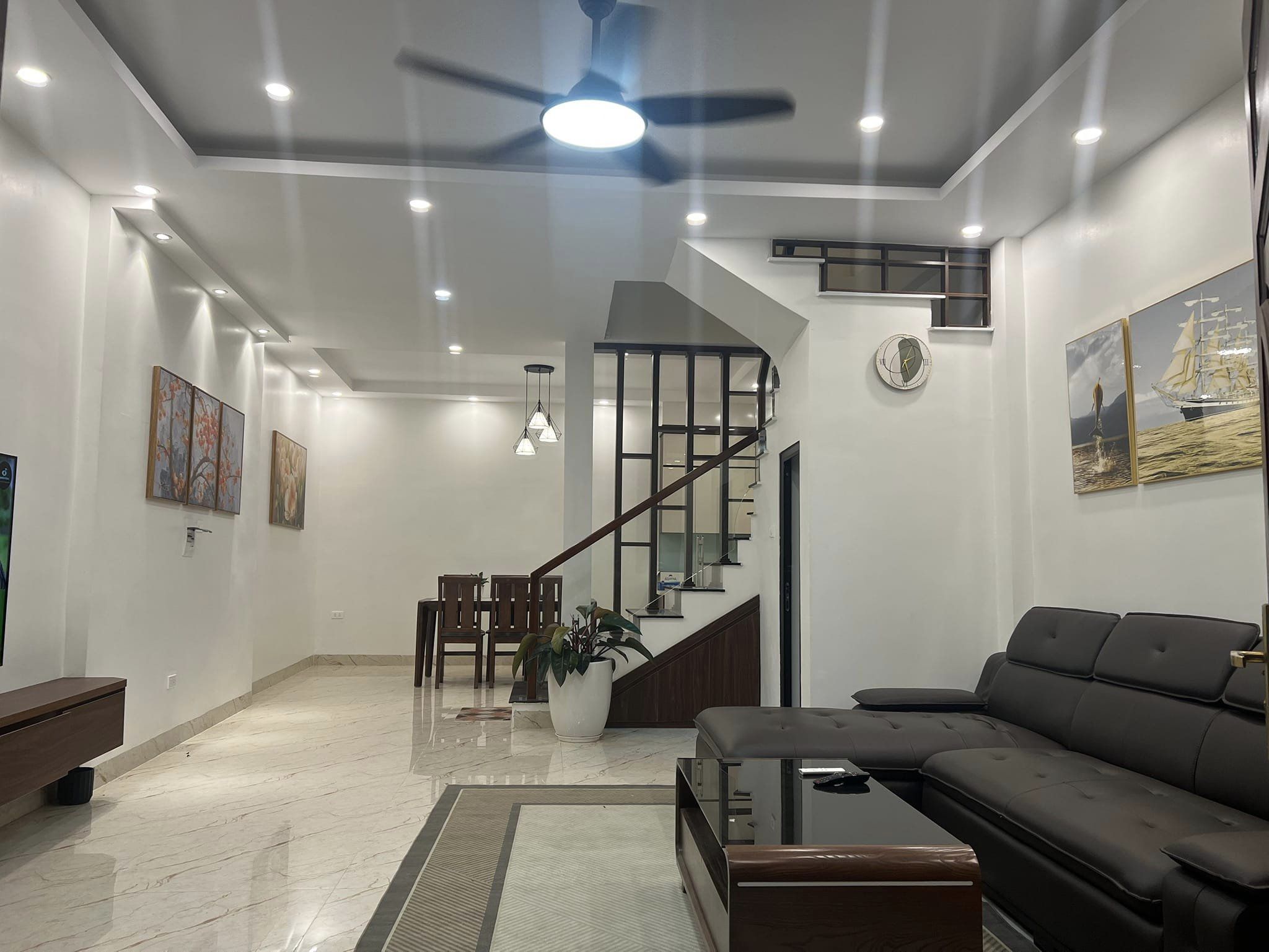 Bán nhà phố Nguyễn Đình Thi, quận Tây Hồ. Sát hồ Tây. DT 40m x 4 Tầng x Giá 5.1 tỷ.