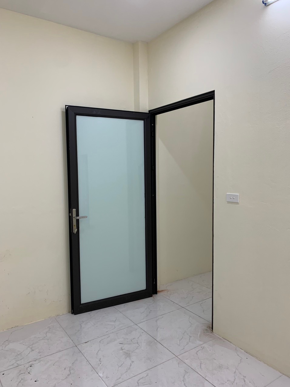 Cho thuê nhà riêng phố Đội Nhân 35m*3 tầng 3 ngủ.