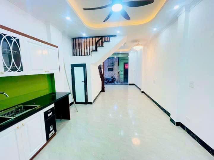 TRUNG TÂM QUẬN THANH XUÂN GẦN ROYACITY NGÃ TƯ SỞ HÀ NỘI NHÀ 4 TẦNG DT:45M2 MT:4M 6 PHÒNG NGỦ GIÁ : HƠN 3x TỶ.