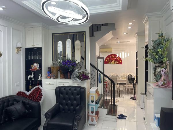 Nhà đẹp lô góc, DT 38m2, 5 tầng hiện đại, sổ đỏ chính chủ, Ngô Quyền- Vạn Phúc.