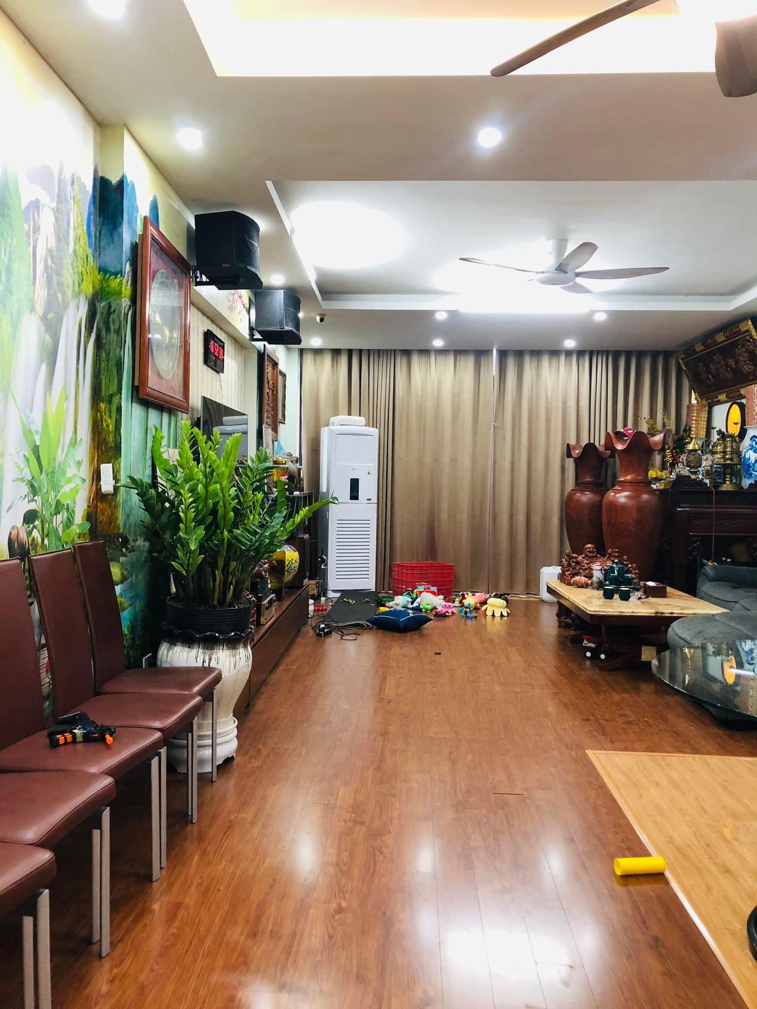 Bán nhà phố Hoàng Cầu, 5m ô tô tránh, ở vip, kd văn phòng, 2 thoáng, 40m, 4PN, chỉ 5.05 tỷ.