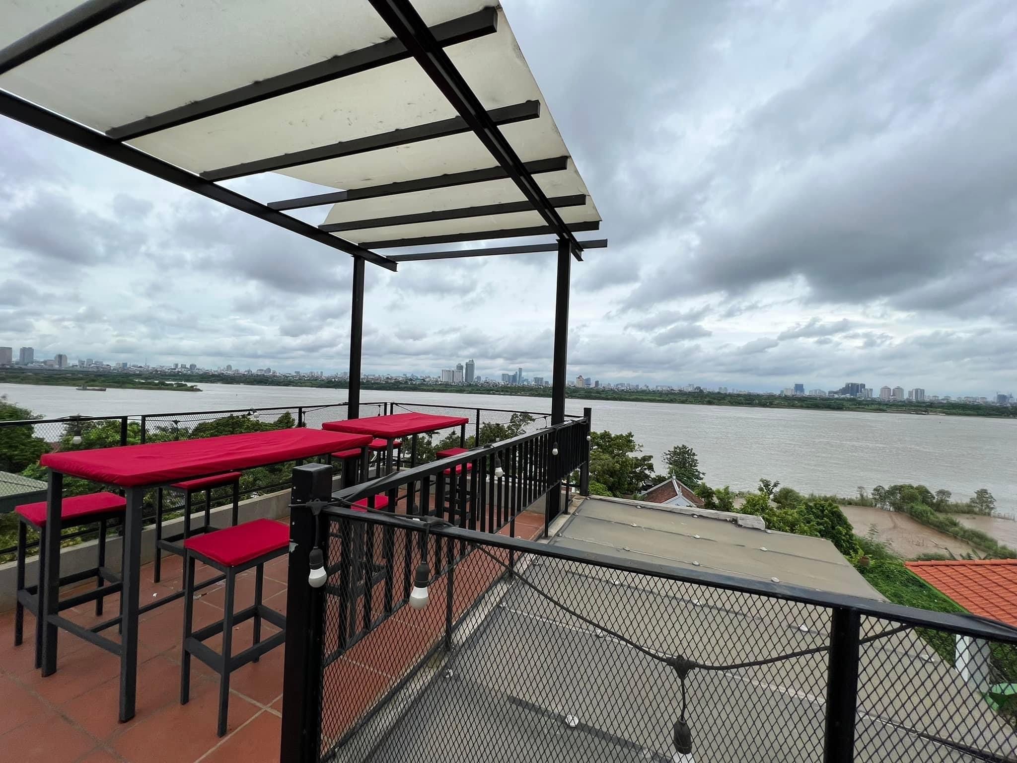 Bán nhà Ngọc Thuỵ gần Mipec view Sông Hồng, oto đỗ cổng, tặng full nội thất, ở luôn.