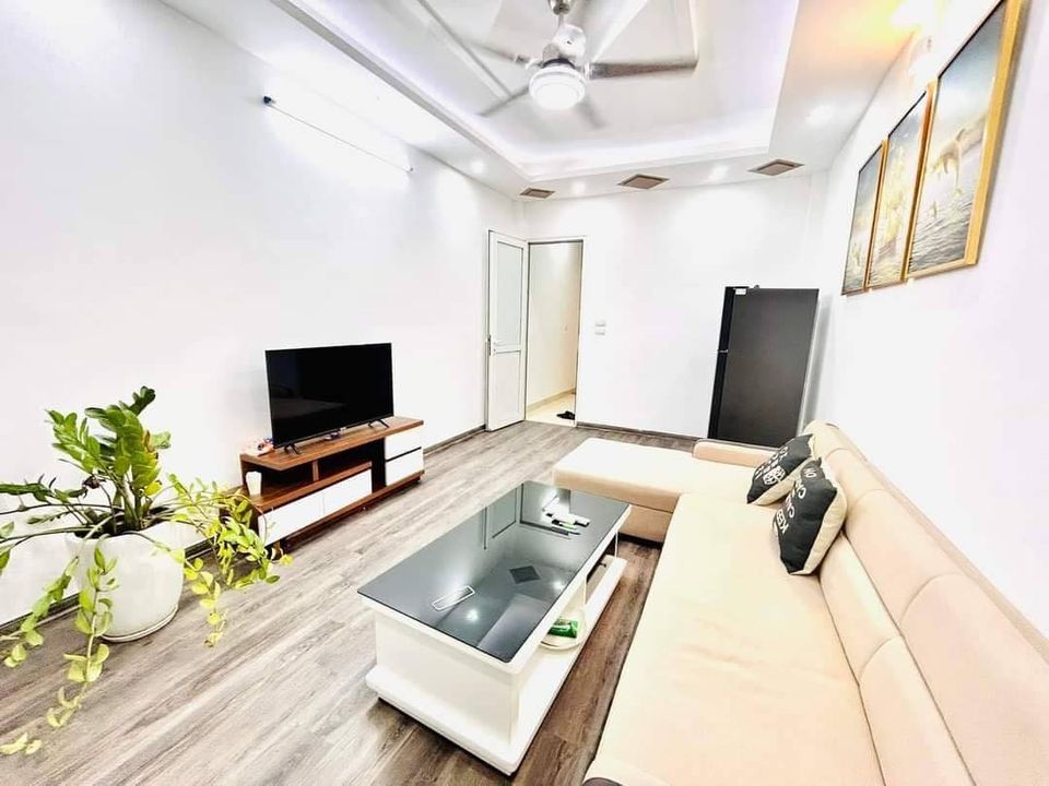 Nhà Văn Quán, 5 tầng hiện đại, 4 phòng ngủ, cách phố 30m, về ở luôn, giá 3,7 tỷ.